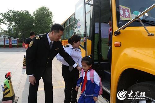 城陽(yáng)7000名學(xué)生上下學(xué)方便多了 66輛校車上崗