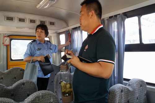 河北廊坊交警二大隊嚴(yán)查轄區(qū)校車安全除隱患