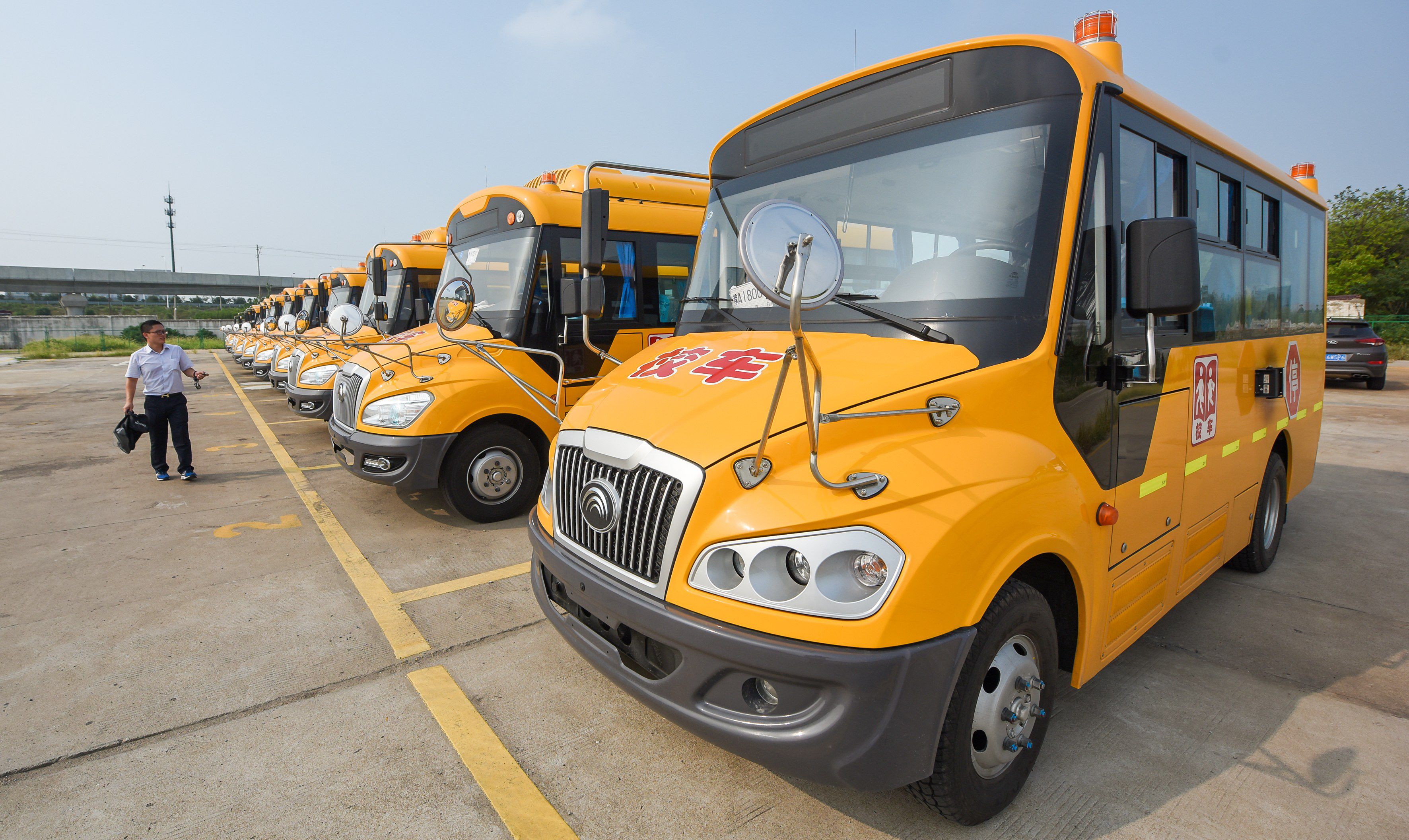 新學期，南京高淳區“大鼻子”校車接送孩子上放學