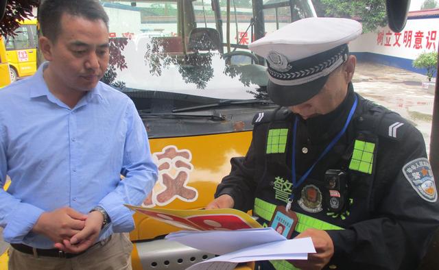 陜西蒲城交警罕井中隊(duì)對(duì)轄區(qū)幼兒園校車進(jìn)行檢查