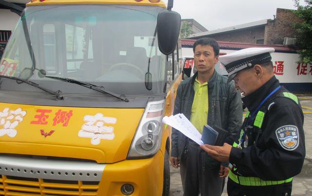 陜西蒲城交警罕井中隊(duì)對(duì)轄區(qū)幼兒園校車進(jìn)行檢查