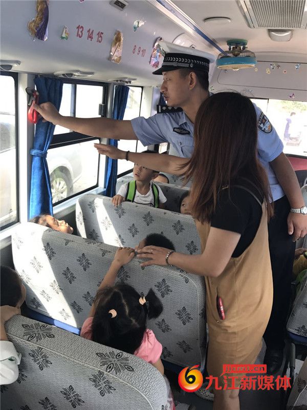 江西彭澤:交警與天天樂幼兒園開展校車應急安全演練活動