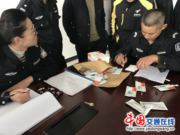 山西：長治縣交警大隊(duì)民警對校車司機(jī)進(jìn)行尿檢
