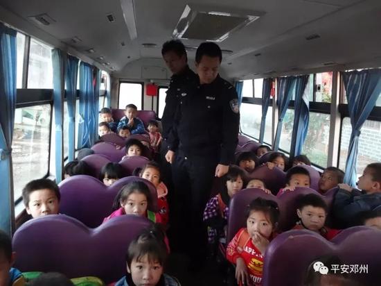 河南省鄧州市：倆校車超載，校車司機被警方依法刑事拘留