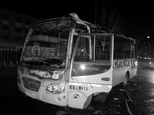 沈陽：校車突發(fā)自燃 十多分鐘燒成空架子