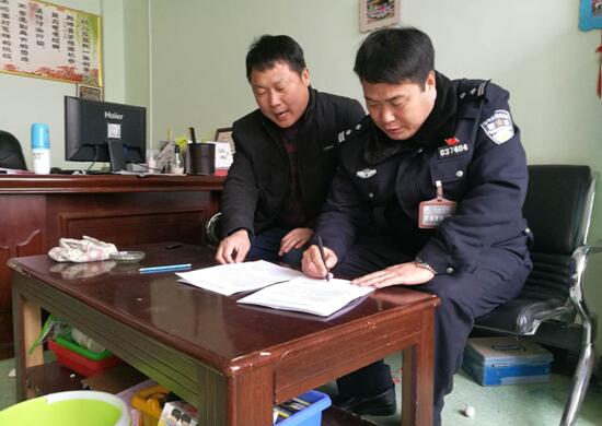 河南省新鄉(xiāng)市封丘縣：警方約談校車(chē)負(fù)責(zé)人 讓學(xué)生平安回家