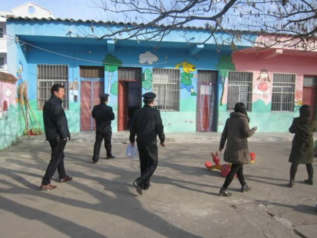 西平縣公安局呂店派出所開展轄區幼兒園校車安全大檢查