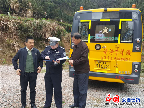 福建省三明市梅列交警大隊深入轄區(qū)校園開展校車安全大檢查