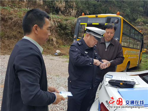 福建省三明市梅列交警大隊深入轄區(qū)校園開展校車安全大檢查