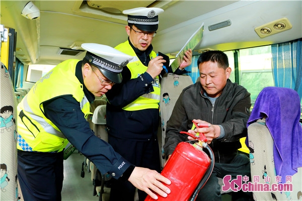 淄博張店交警嚴查校車安全 筑牢交通安全防護網(wǎng)