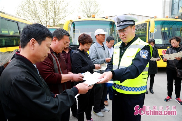 淄博張店交警嚴查校車安全 筑牢交通安全防護網(wǎng)
