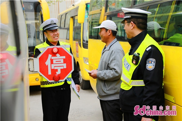 淄博張店交警嚴查校車安全 筑牢交通安全防護網(wǎng)