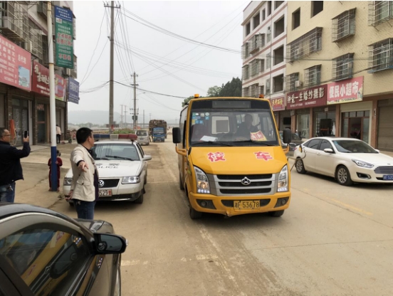 湖南省岳陽市童市鎮(zhèn)：開展校車安全檢查