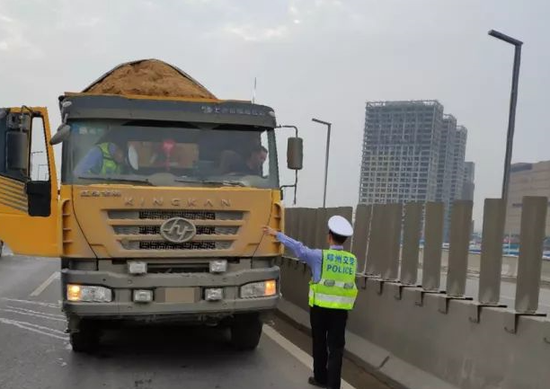 鄭州交警針對校車、渣土車、面包車等開展專項(xiàng)整治