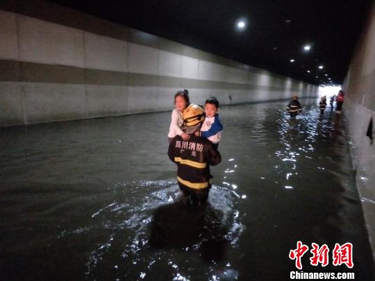 四川廣元：暴雨致校車被困 消防救出20余名學(xué)生