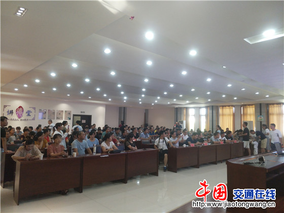 江西德興:交警組織開展校車駕駛?cè)撕碗S車照管人員安全培訓活動