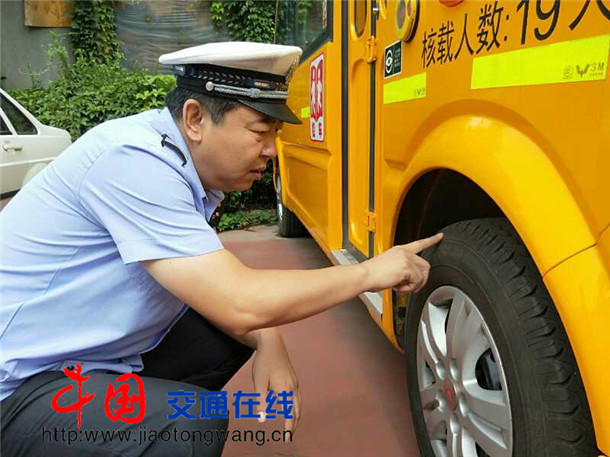 山西霍州：公安交警深入轄區(qū)小學(xué)、幼兒園檢查學(xué)校校車暑期安全管理情況