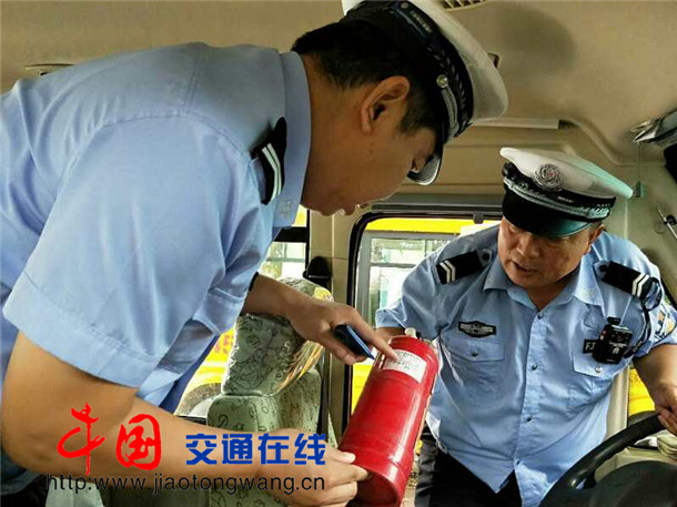 山西霍州：公安交警深入轄區(qū)小學(xué)、幼兒園檢查學(xué)校校車暑期安全管理情況