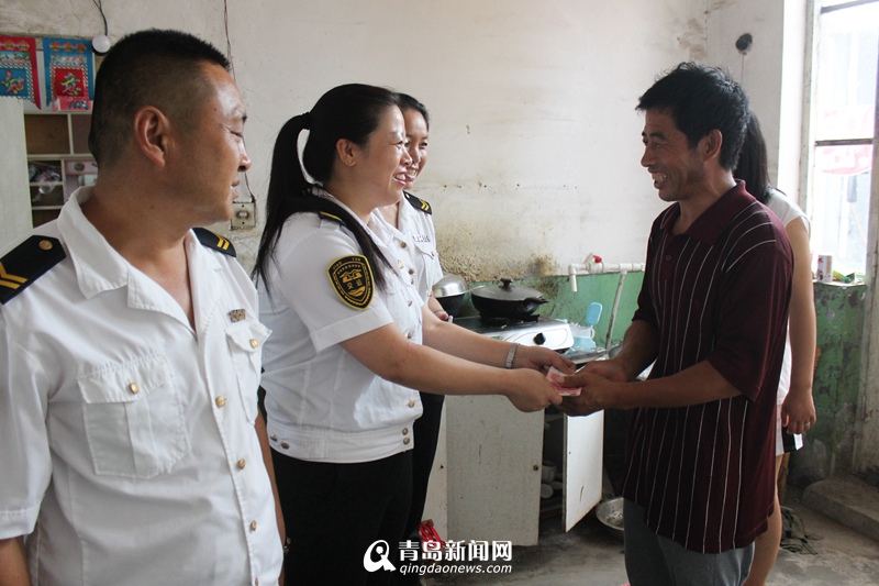 青島：暖心！男孩暑假不慎摔傷頭部 好心校車司機(jī)登門送愛心捐款