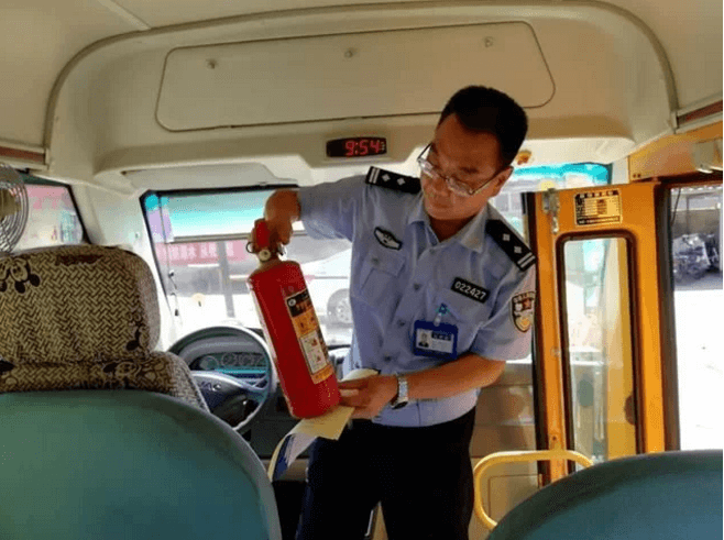 迎接開學季，邯鄲峰峰交警開展校車安全隱患大排查