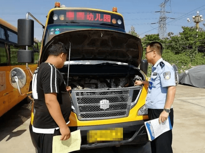 迎接開學季，邯鄲峰峰交警開展校車安全隱患大排查