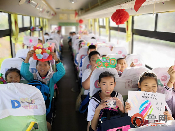 青島：交運西海岸溫馨校車在車廂內(nèi)組織開展“感恩教師節(jié)”主題活動