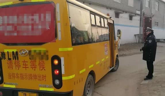 漯河一男子手持C證卻駕駛超載校車上路 被罰2300元扣12分