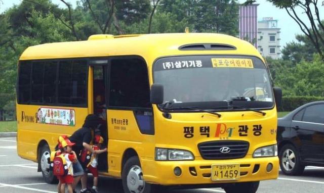 這個(gè)國家將拖拉機(jī)、牛車、貨車等當(dāng)作校車，外國人看到稱不可思議