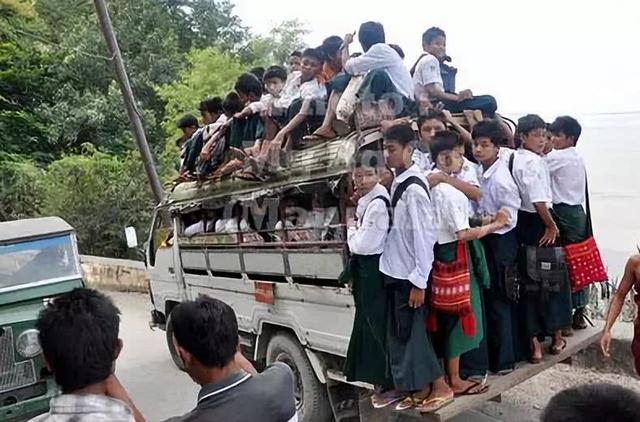 這個(gè)國家將拖拉機(jī)、牛車、貨車等當(dāng)作校車，外國人看到稱不可思議