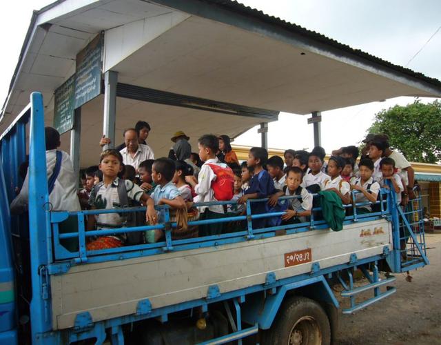 這個(gè)國家將拖拉機(jī)、牛車、貨車等當(dāng)作校車，外國人看到稱不可思議