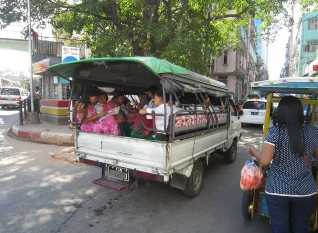 這個(gè)國家將拖拉機(jī)、牛車、貨車等當(dāng)作校車，外國人看到稱不可思議
