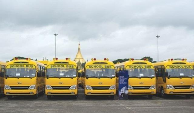 這個(gè)國家將拖拉機(jī)、牛車、貨車等當(dāng)作校車，外國人看到稱不可思議