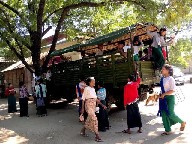 這個(gè)國家將拖拉機(jī)、牛車、貨車等當(dāng)作校車，外國人看到稱不可思議