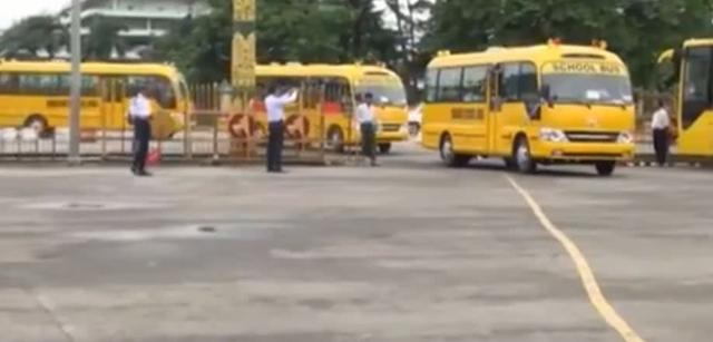 這個(gè)國家將拖拉機(jī)、牛車、貨車等當(dāng)作校車，外國人看到稱不可思議