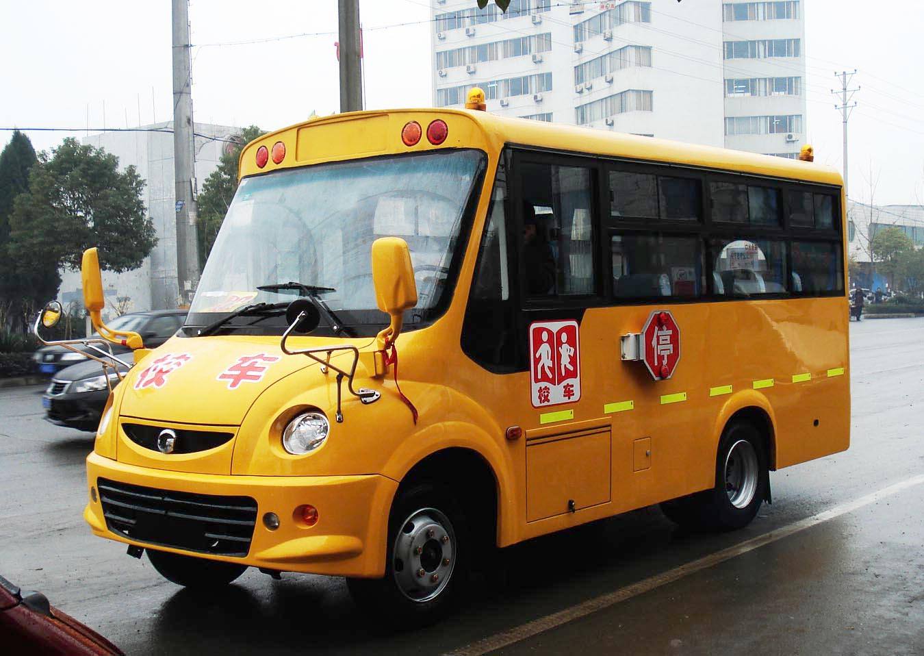 西安高新二小校車司機突發(fā)疾病緊急停靠 51個孩子安然無恙