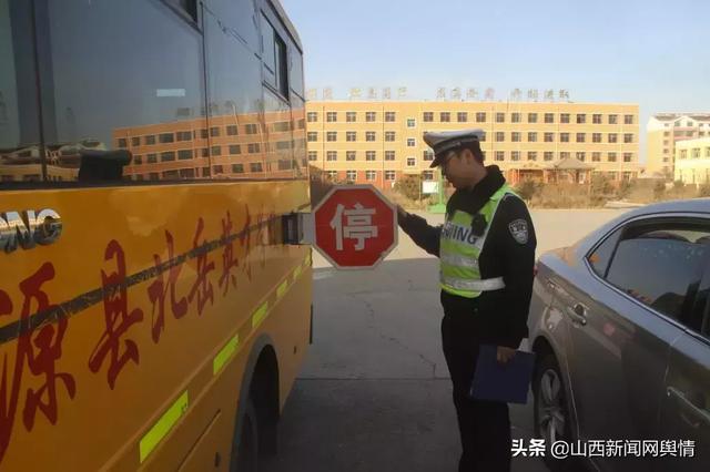 「百日安全行動」渾源交警開展寒假前校車安全檢查與宣傳教育活動