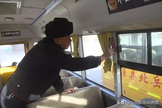 「百日安全行動」渾源交警開展寒假前校車安全檢查與宣傳教育活動