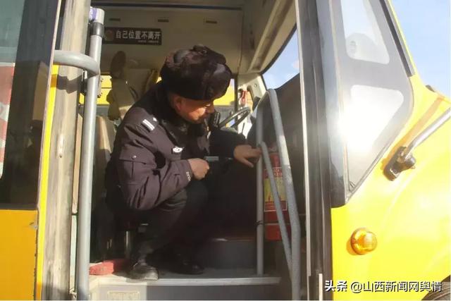 「百日安全行動」渾源交警開展寒假前校車安全檢查與宣傳教育活動