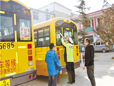 蘭州河北交警大隊聯合城關區交管委、校安辦對轄區寒假停運校車進行統一封存