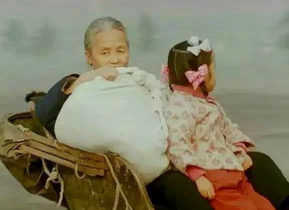 解放6年后的一組老照片，原來那時候就有“校車”了