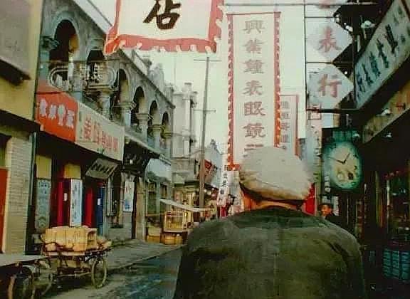 解放6年后的一組老照片，原來那時候就有“校車”了