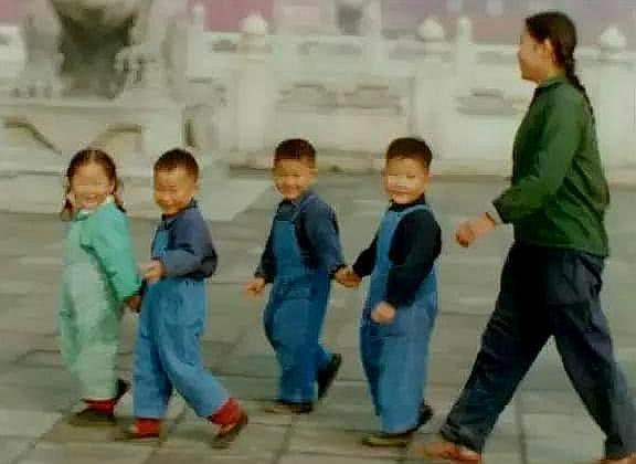 解放6年后的一組老照片，原來那時候就有“校車”了