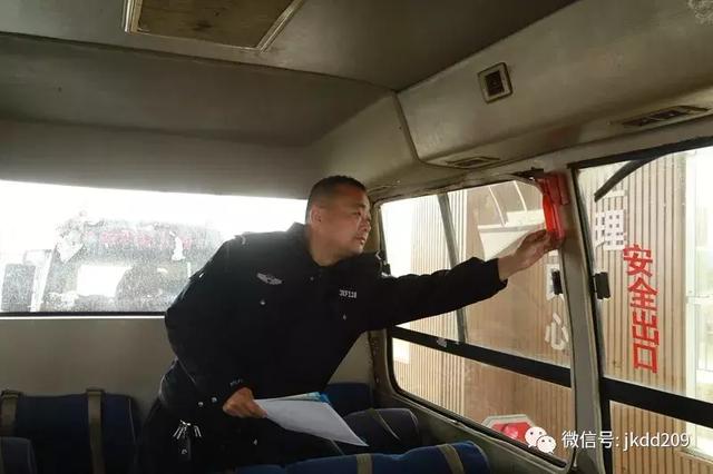 經(jīng)開區(qū)交警寒假期間開展校車安全檢查與宣傳教育活動