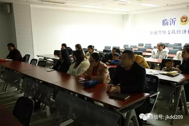 經(jīng)開區(qū)交警寒假期間開展校車安全檢查與宣傳教育活動