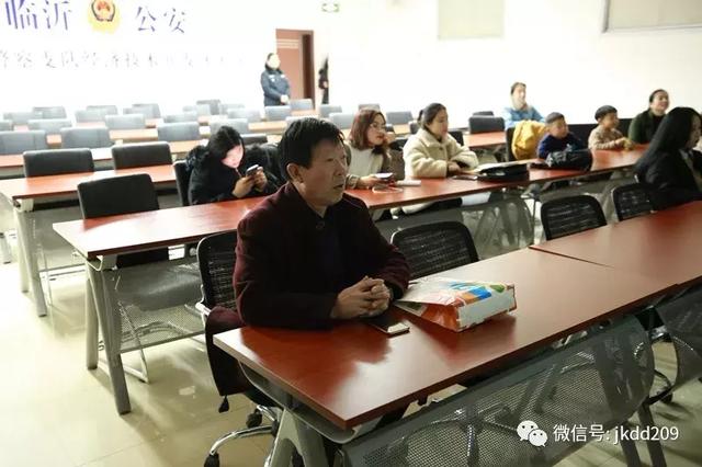 經(jīng)開區(qū)交警寒假期間開展校車安全檢查與宣傳教育活動