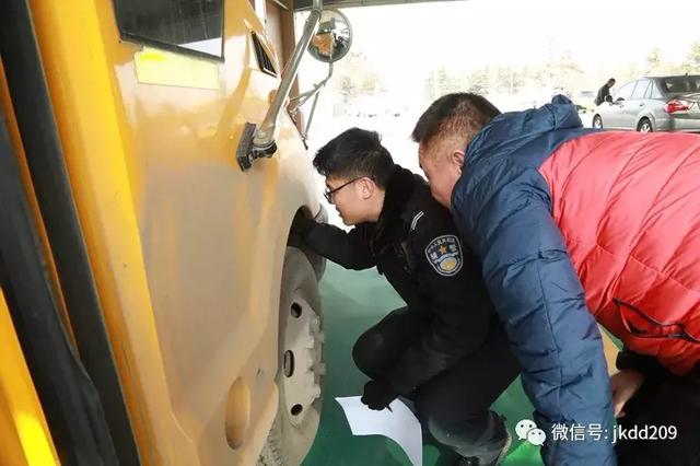 經(jīng)開區(qū)交警寒假期間開展校車安全檢查與宣傳教育活動