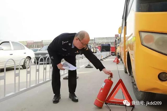 經(jīng)開區(qū)交警寒假期間開展校車安全檢查與宣傳教育活動
