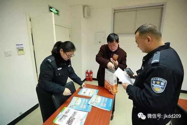 經(jīng)開區(qū)交警寒假期間開展校車安全檢查與宣傳教育活動