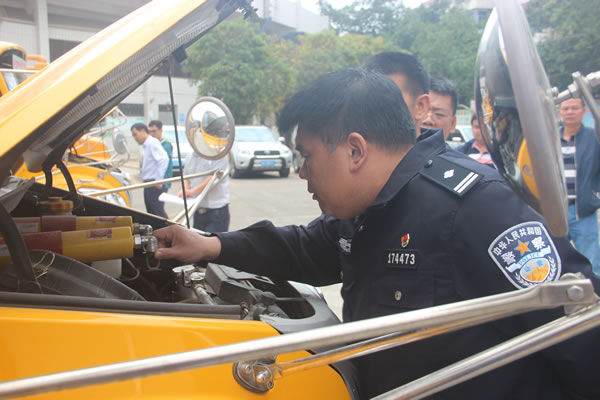 恩平市為全市校車安全運(yùn)行打下“預(yù)防針”，對(duì)全市46輛校車進(jìn)行安全檢查