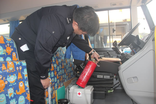 恩平市為全市校車安全運(yùn)行打下“預(yù)防針”，對(duì)全市46輛校車進(jìn)行安全檢查
